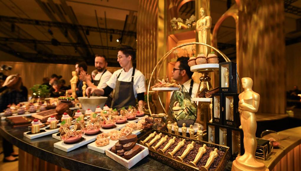 En este extenso menú hay ensaladas, pescado con papas, pizzas, éclairs, wagyu o hamachi. Para poder preparar todos los platillos estarán 120 chefs en la cocina y cientos de kilos de comida. “Amamos a España y al Real Madrid. Sin duda tienen el mejor jamón y la paella es muy famosa. Este año tenemos mucha inspiración de todos los países”, dijo a EFE Puck