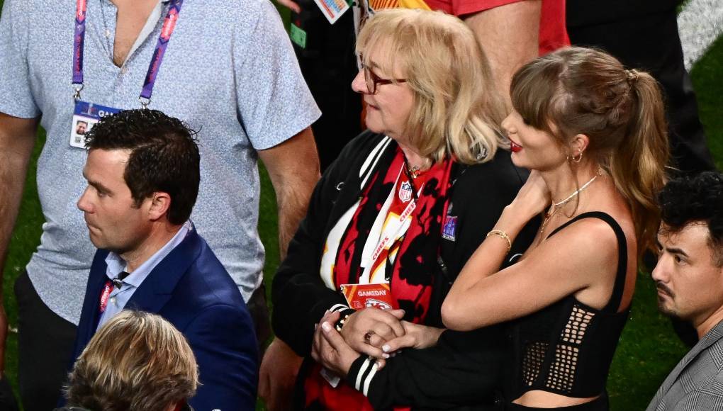 Taylor Swift junto a su suegra Donna Kelce tras finalizar el juego. 
