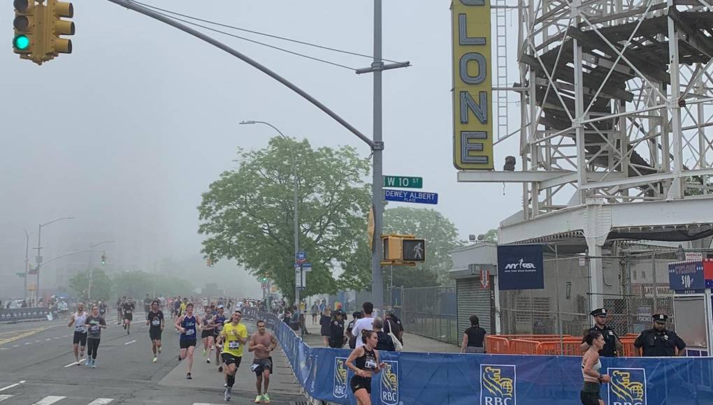 Hombre muere tras desplomarse cerca de la meta en la maratón de Brooklyn, Nueva York