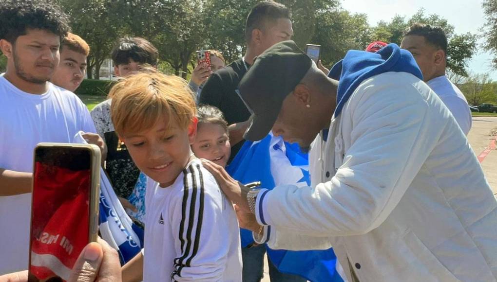 Deybi Flores le firmó autógrafos a pequeños y grandes aficionados hondureños.