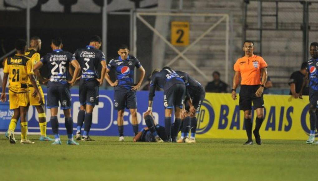El defensor Luis Vega del Motagua sufrió una descompensación y tuvo que marcharse del partido.