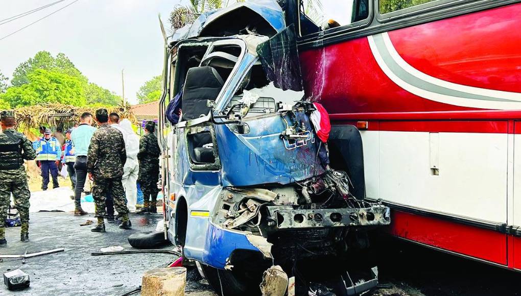 La tragedia ocurrió a eso de las 6:30 am. El bus con placas HAL 8616 recorría la ruta Lepaera - Santa Rosa y a la altura de la aldea La Montañita, en San Juan de Opoa, chocó frontalmente con la unidad que procedía de Ocotepeque, el cual, según testimonios, le quitó el derecho de vía en una curva.