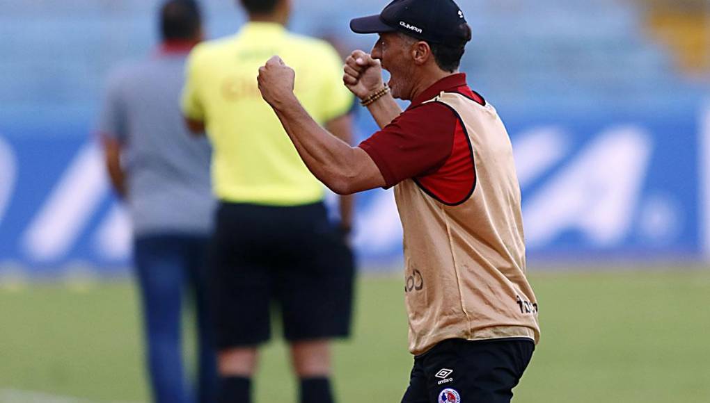Pedro Troglio celebrando uno de lso goles de su equipo contra la Real Sociedad.