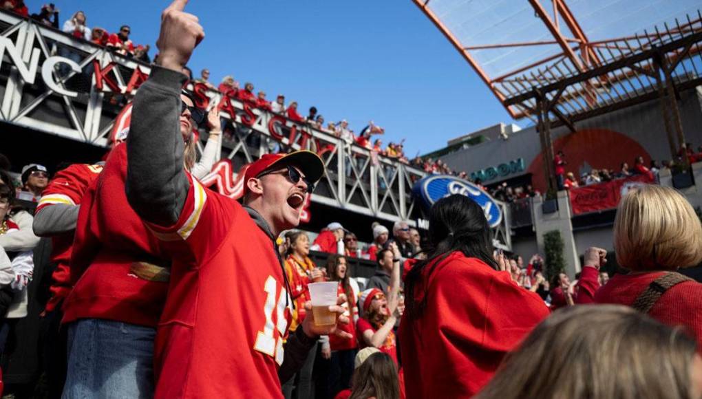 El suceso tuvo lugar en un aparcamiento en las inmediaciones de Union Station, la estación central de ferrocarriles de Kansas City, según informó en una rueda de prensa la jefa del departamento local de Policía, Stacey Graves.