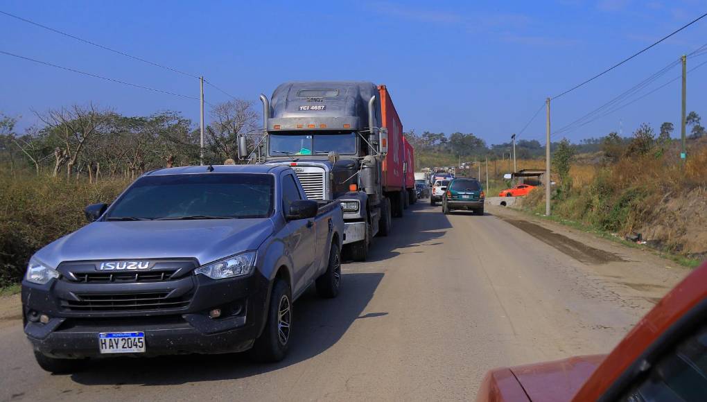 Debido a los trabajos, se forman extensas filas de vehículos, poniendo a prueba la paciencia de los conductores. 