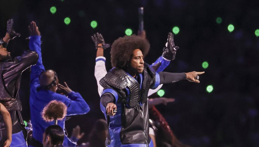 Ludacris fue otro de los que apareció en escena, vestido igual que Usher. La interpretación de la canción “Yeah!” fue la última de la presentación. 