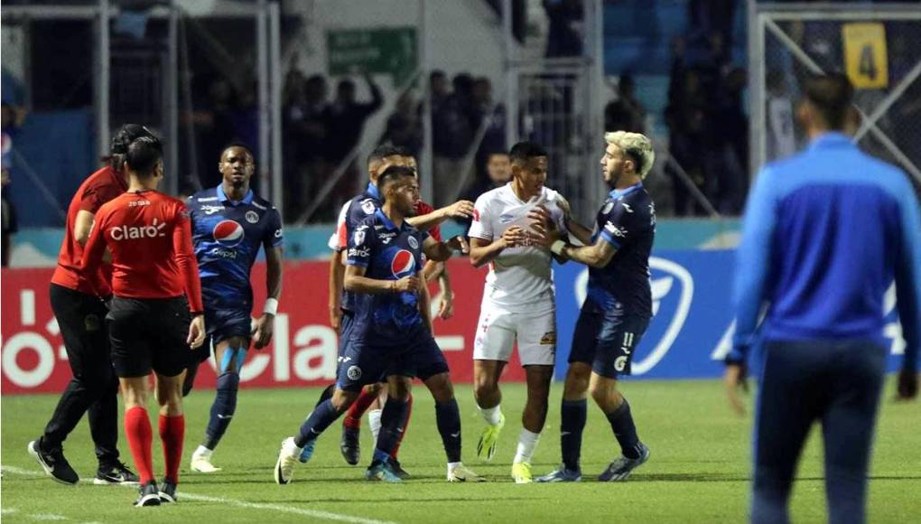 Andy Nájar y Agustín Auzmendi se encararon y hubieron empujones.