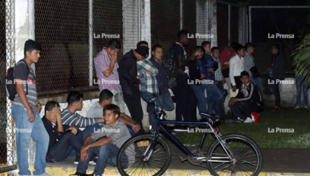 Decenas de personas duermen en aceras en busca de un empleo en San Pedro Sula