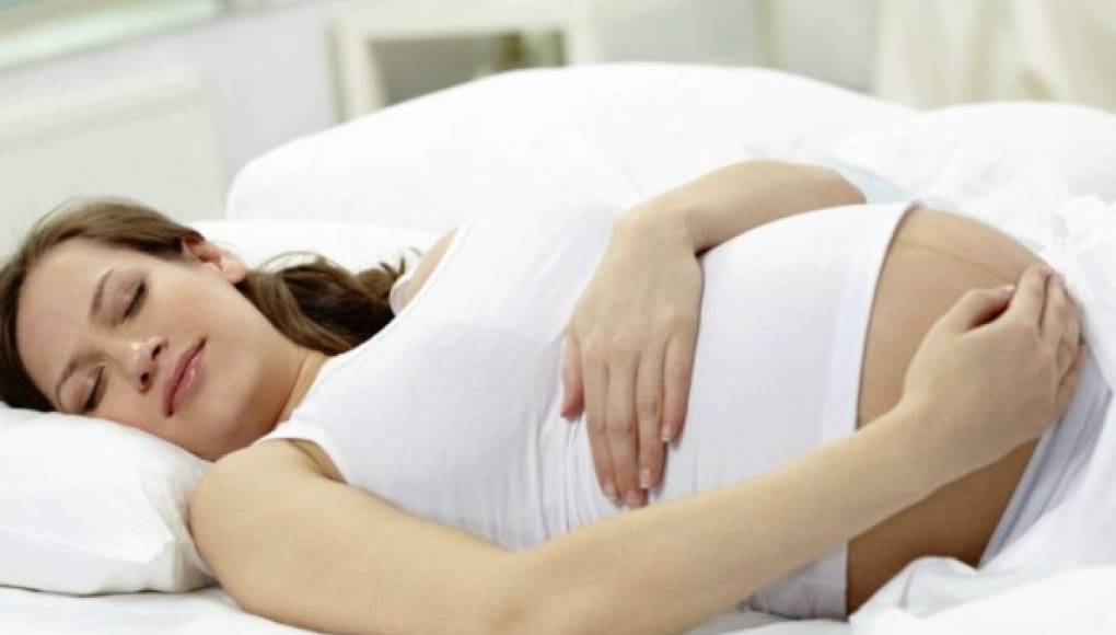 Dormir boca arriba durante el embarazo con un riesgo de tener un mortinato    