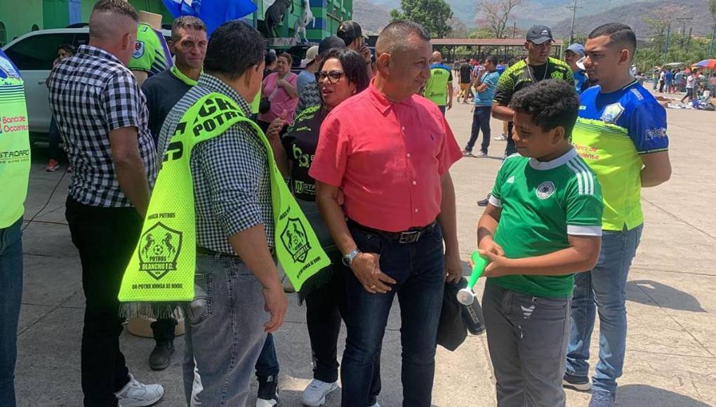El técnico del Olancho FC, Humberto Rivera, también compartió con el presidente del equipo Samuel García antes del partido.