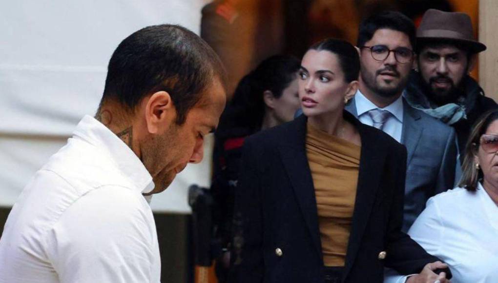 El exfutbolista brasileño Dani Alves vuelve a generar revuelo y en esta ocasión ha provocado una guerra en su familia por la última decisión que tomó.