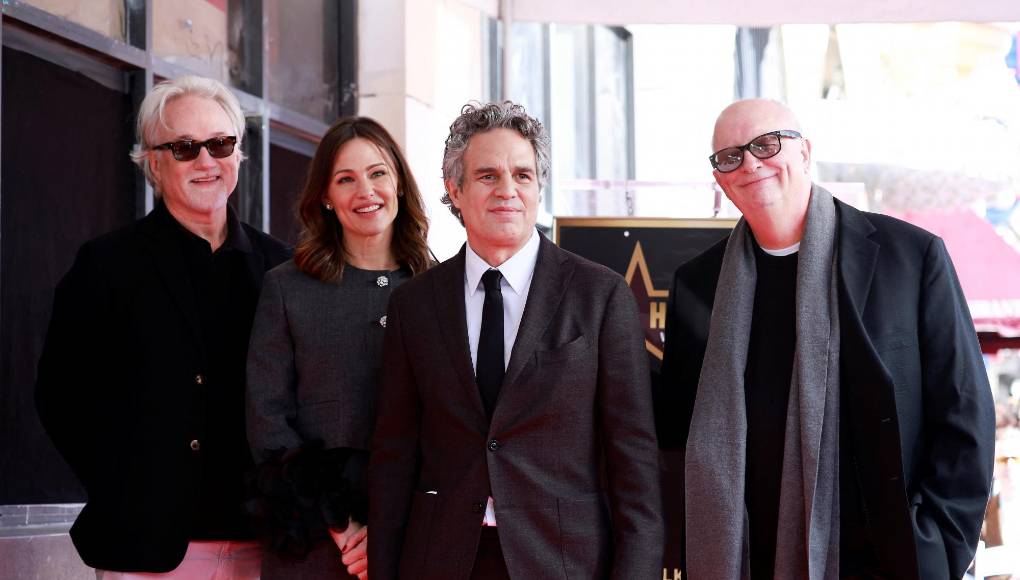 Antes de comenzar con su discurso de agradecimiento, personalidades como el actor Timothy Mcneil y el director David Fincher, aplaudieron su talento y calidad humana con emotivas palabras.