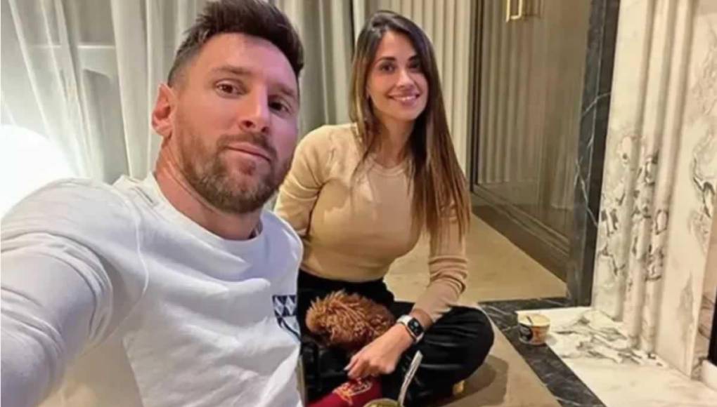Messi trabaja con marcas como Adidas, Gatorade, Hawkers, Pepsi, Lays o Mastercard. El astro argentino y su pareja comunicaron el lanzamiento de su nueva marca.