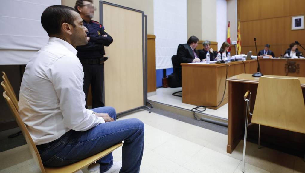 Vestido con una camisa blanca y unos pantalones tejanos, así asistió Dani Alves a su juicio por presunta violación sexual.