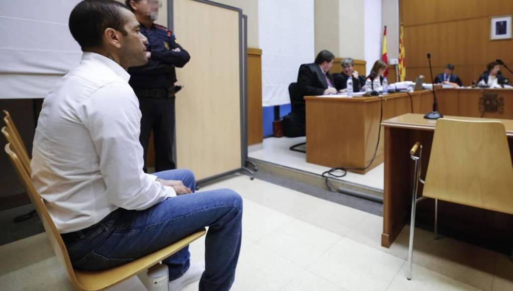 Alves salió del recinto al ver a la víctima romper en llanto sobre las 4.16 a.m. A partir de ahí la joven quedaría en manos de las autoridades y proseguirá a un centro médico. Todo ocurrió en un total de 54 minutos.