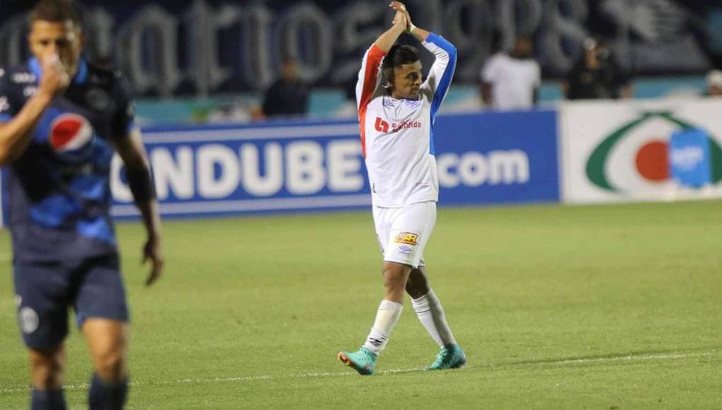 Michaell Chirinos salió de cambio y fue ovacionado por la afición del Olimpia tras su golazo.