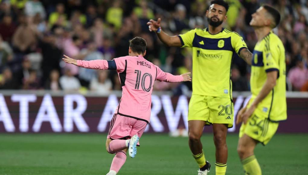La celebración de Messi con los brazos abiertos tras su golazo contra el Nashville.