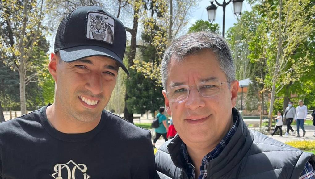 Presidente del Olimpia compartió con el goleador uruguayo Luis Suárez y le dejó su mensaje