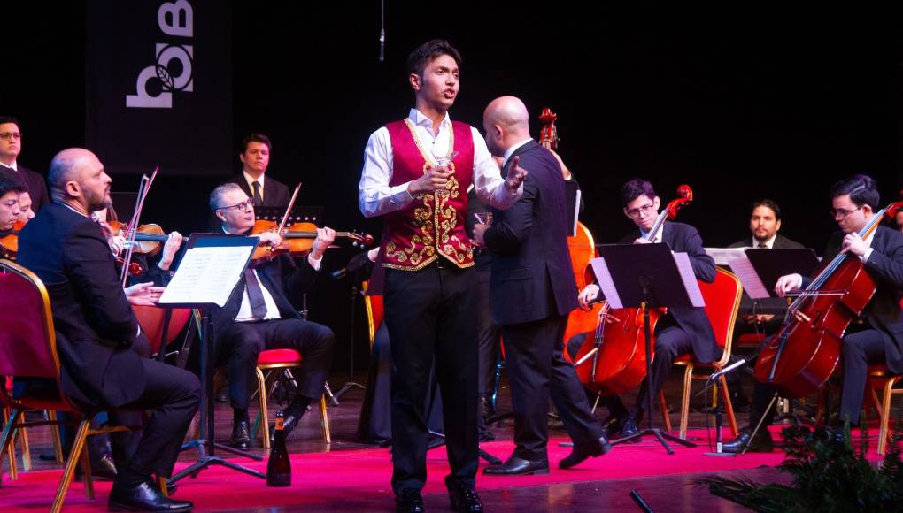 Dennis tuvo una pulcra puesta en escena, demostrando su capacidad adquirida en escenarios europeos de primer nivel. 