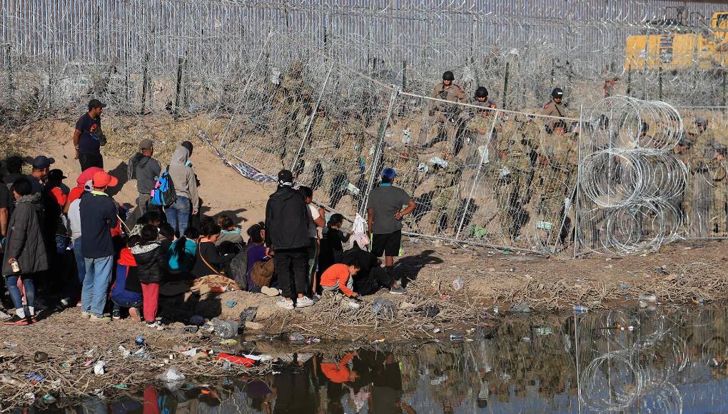 Un nuevo episodio de la crisis fronteriza quedó evidenciado el jueves, cuando un grupo de migrantes derribó el cerco de púas mientras los militares que trataron de contenerlos fueron superados. 