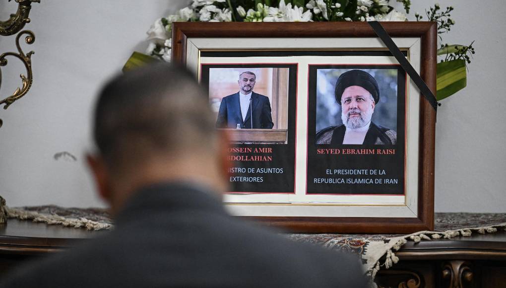 Además de la masiva presencia de iraníes en las calles, en torno a unas 50 delegaciones internacionales presentaron sus respetos a Raisí y los otros fallecidos en el Centro de Conferencias Internacional de Teherán.