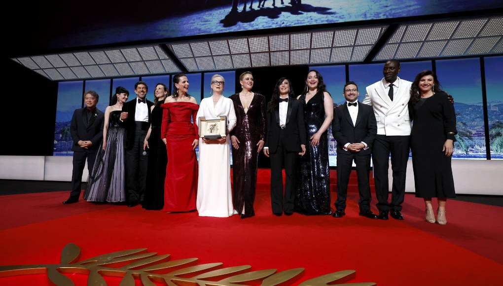 El festival, que también entregará este año premios de honor al realizador George Lucas y al Estudio Ghibli, finalizará el 25 de mayo con la entrega de la codiciada Palma de Oro, por la que este año competirán nombres como Francis Ford Coppola, Paolo Sorrentino o Yorgos Lanthimos. En la imagen aparecen Meryl Streep, ‘Palme d’ÄôOr d’Honneur’, la Palma de Oro Honoraria y la presidenta del jurado, Greta Gerwig, quienes asistieron a la proyección de ‘Le Deuxieme Acte’ (El segundo acto) y a la ceremonia de apertura del 77º Festival de Cine de Cannes, en Cannes. Francia. 