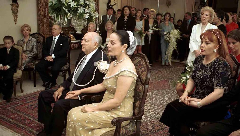 López Portillo solicitó el divorcio de la artista bajo el argumento de que lo maltrataba, y ella alegó que era víctima de un complot de los hijos del primer matrimonio del expresidente porque querían quedarse con toda su herencia. 