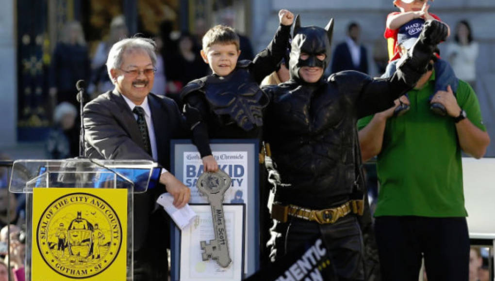 Niño con cáncer cumple su sueño de ser Batman por un día