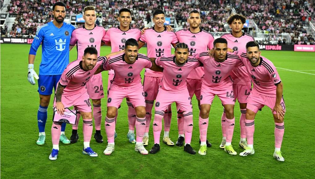 El 11 titular del Inter Miami, con Messi, el hondureño David Ruiz, Luis Suárez y Jordi Alba, entre otros, posando antes del inicio del partido.