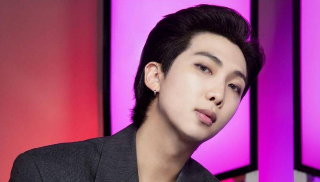 Su nuevo álbum se titula “Right Place, Wrong Person”, promete ser una revelación musical que nos permitirá conocer el lado más profundo de RM.El álbum, que se lanzará el 24 de mayo, contará con un total de 11 canciones. 