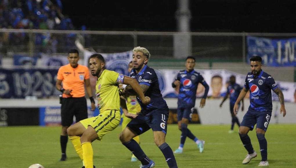 En el segundo tiempo las cosas no cambiaron y aunque el Génesis con un hombre menos en la cancha buscó el tanto del empate, no pudo romper la muralla azul. 