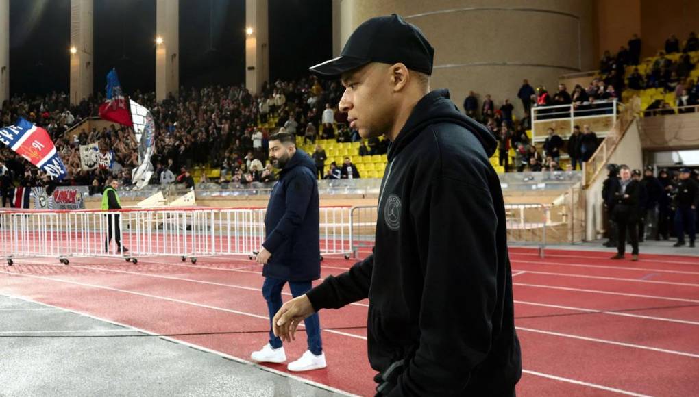 Tras salir de vestuarios, y cuando los jugadores ya disputaban la segunda parte, Mbappé hizo una especie de vuelta olímpica saludando a la gente y haciéndose fotos con algunos seguidores del Mónaco, su exequipo.