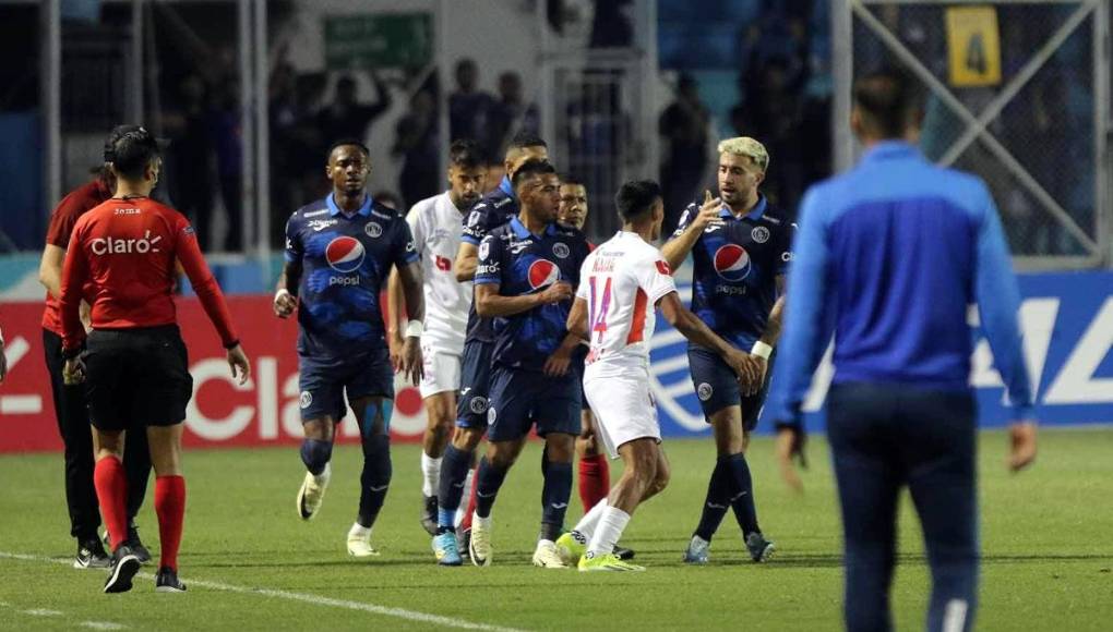 Sobre el final del partido, Andy Najar y Agustín Auzmendi protagonizaron una bronca.