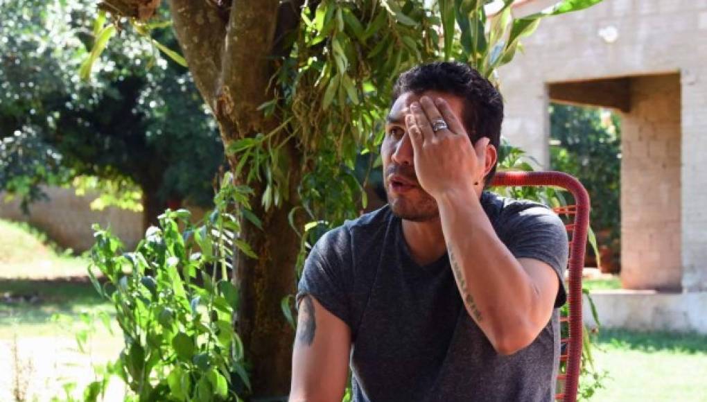 “Él tenía una pistola de calibre pequeño y gracias a eso no muere, la bala choca en el cráneo, le hace un recorrido y se le va hacia atrás. No lo mata, pero sí le pasa por el cerebro y lo daña por completo”, sentenció.