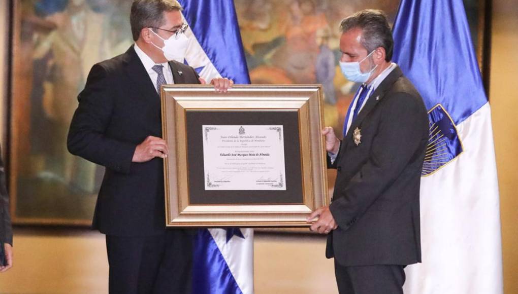 Honduras condecora con la Orden Francisco Morazán al representante del BID