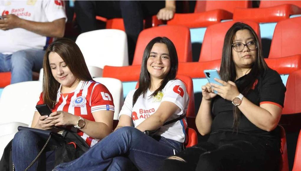 Bellas aficionadas del Olimpia en el estadio Nacional Chelato Uclés de Tegucigalpa durante el partido ante los Potros del Olancho FC.