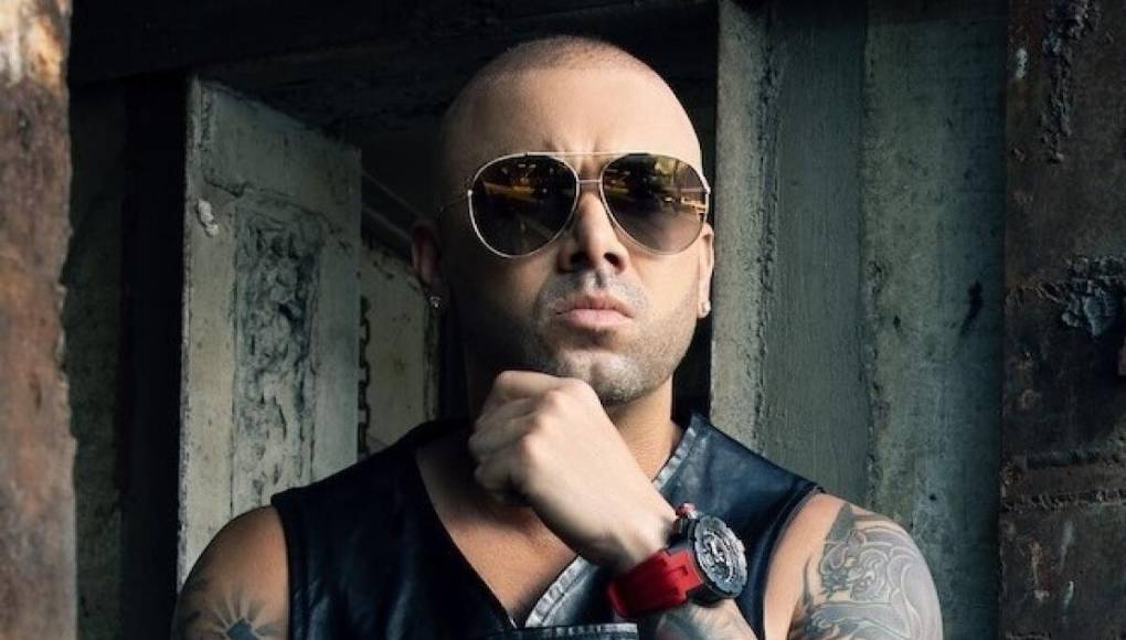 “Es crucial abordar los desafíos que enfrentan nuestros jóvenes en las calles. Esta canción es un intento de ofrecerles esperanza y mostrarles que siempre hay una salida, incluso en los momentos más oscuros”, dijo Wisin en un comunicado de prensa.