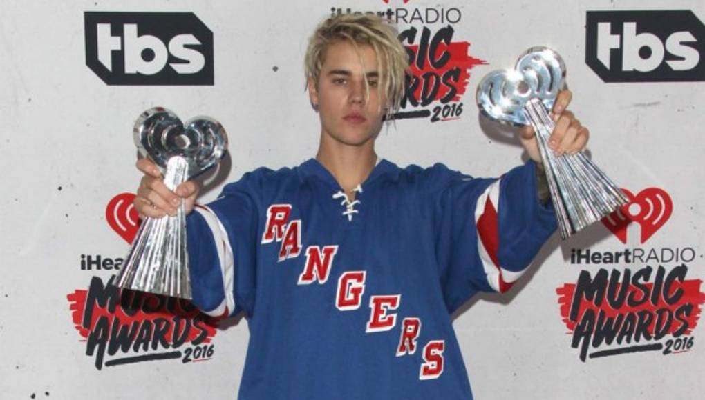 Justin Bieber dedica sus premios a Dios  