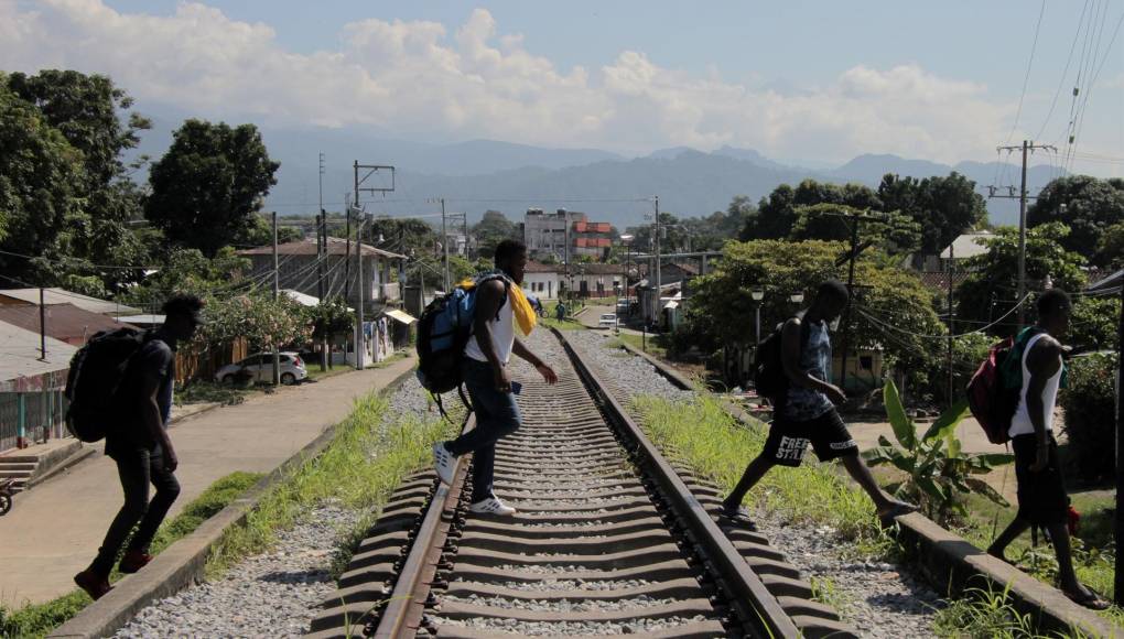 Guatemala detiene a 54 migrantes haitianos en furgón y los envía a Honduras
