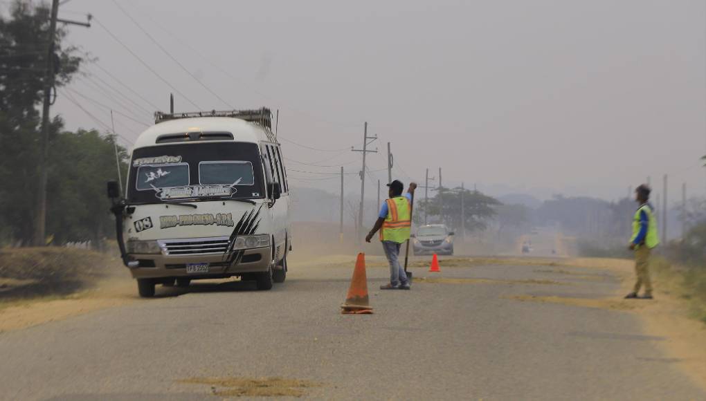 <b>Aunque ha habido esfuerzos sobrehumanos por mantener en buen estado la vía, Yoro tiene los 17 kilómetros de carreteras más horrorosos de la zona norte y quizá del país. Se localizan de la comunidad de El Medio al casco urbano y aunque hay quienes los llenan con tierra, son demasiado.</b>