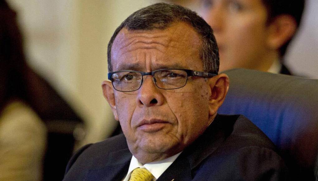 <b> Porfirio Lobo Sosa:</b> José Sánchez afirmó que cuando “Pepe” Lobo se postuló para la presidencia en 2009 recibía cheques mensuales de Graneros Nacionales de 100,000 Lempiras cada uno, su hijo Fabio Lobo también dijo que su padre recibia sobornos y sabía a lo que él se dedicaba.