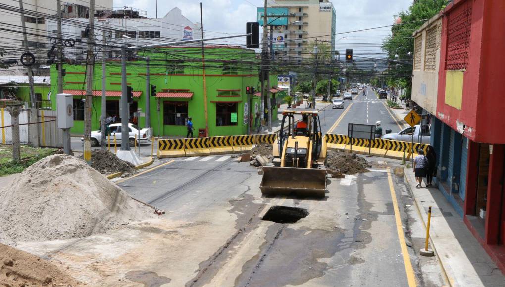 Por hundimiento cierran tramo de la 1ra calle de San Pedro Sula
