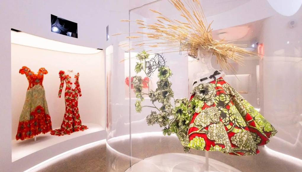 El Met 'revive' más de 200 vestidos en una exposición para los cinco sentidos