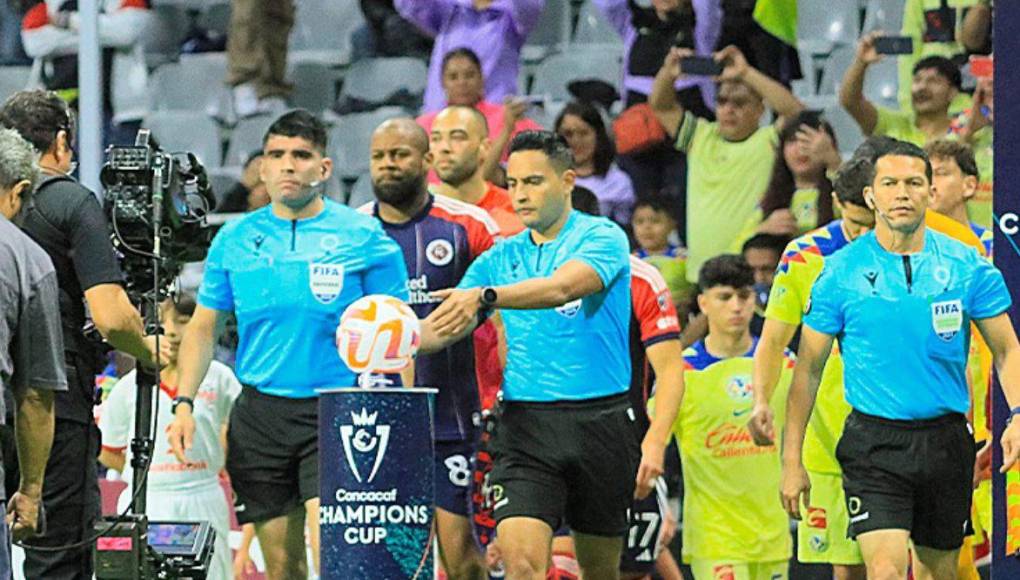 Said Martínez fue el árbitro central en el duelo América goleó 5-2 al New England Revolution por la vuelta de cuartos de final de la Copa de Campeones de Concacaf.