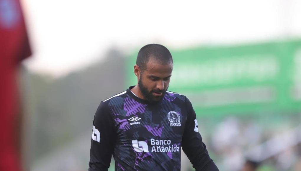 Edrick Menjívar salió cabizbajo del Yankel tras sufrir la segunda derrota consecutiva del Torneo Clausura 2024.