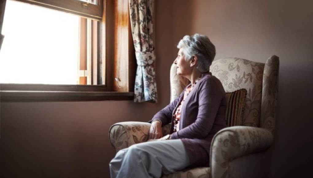 La mala salud agrava la soledad en los adultos mayores
