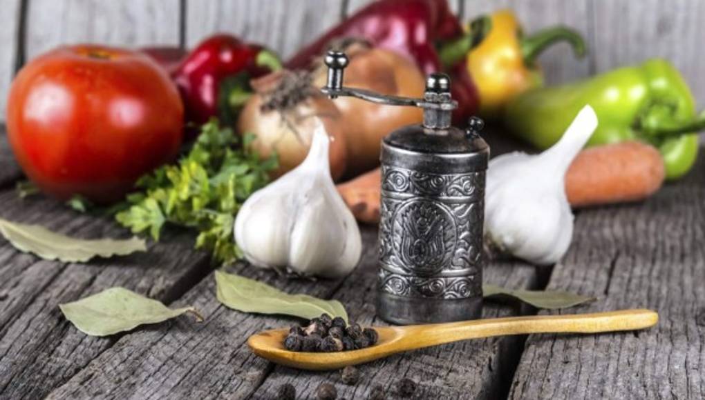 Aprenda a cocinar con sazón y evite el consumo de sodio