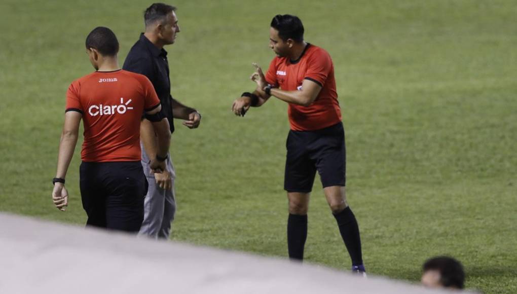 ‘La Tota‘ Medina le reclamó a Saíd Martínez el tiempo añadido en el clásico sampedrano.