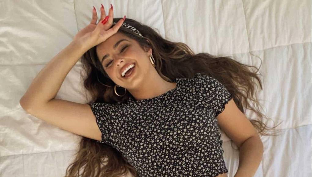 Addison Rae tiene 88.8 millones de seguidores, con ingresos anuales estimados en 5.98 millones de dólares.Addison Rae Easterling, más conocida como Addison Rae, es una TikToker convertida en actriz que consiguió millones de seguidores en TikTok a través de sus vídeos de baile.Los acuerdos de marca al comienzo de su carrera incluían la marca de ropa Fashion Nova, la empresa de relojes y accesorios Daniel Wellington, con la que creó productos de influencers, así como la marca de ropa deportiva Reebok.Desde entonces, ha creado su línea de maquillaje, Item Beauty, y ha cooperado con Pandora, Vital Proteins y American Eagle. En 2021 apareció en “He’s All That”, una película de comedia romántica de Netflix, donde tuvo el papel protagónico.