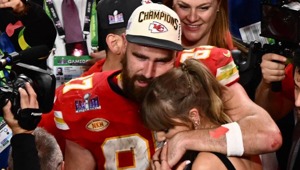 Una fuente también habló con Entertainment Tonight sobre Kelce y Swift la semana del Super Bowl. “Travis nunca se ha sentido más apoyado por una pareja”, comenzó la fuente